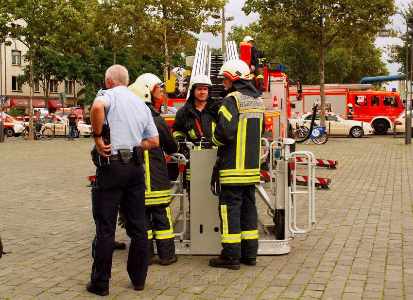 2 Denkmalkletterer hielten Feuerwehr und Polizei in Trapp Koeln Heumarkt P020.JPG